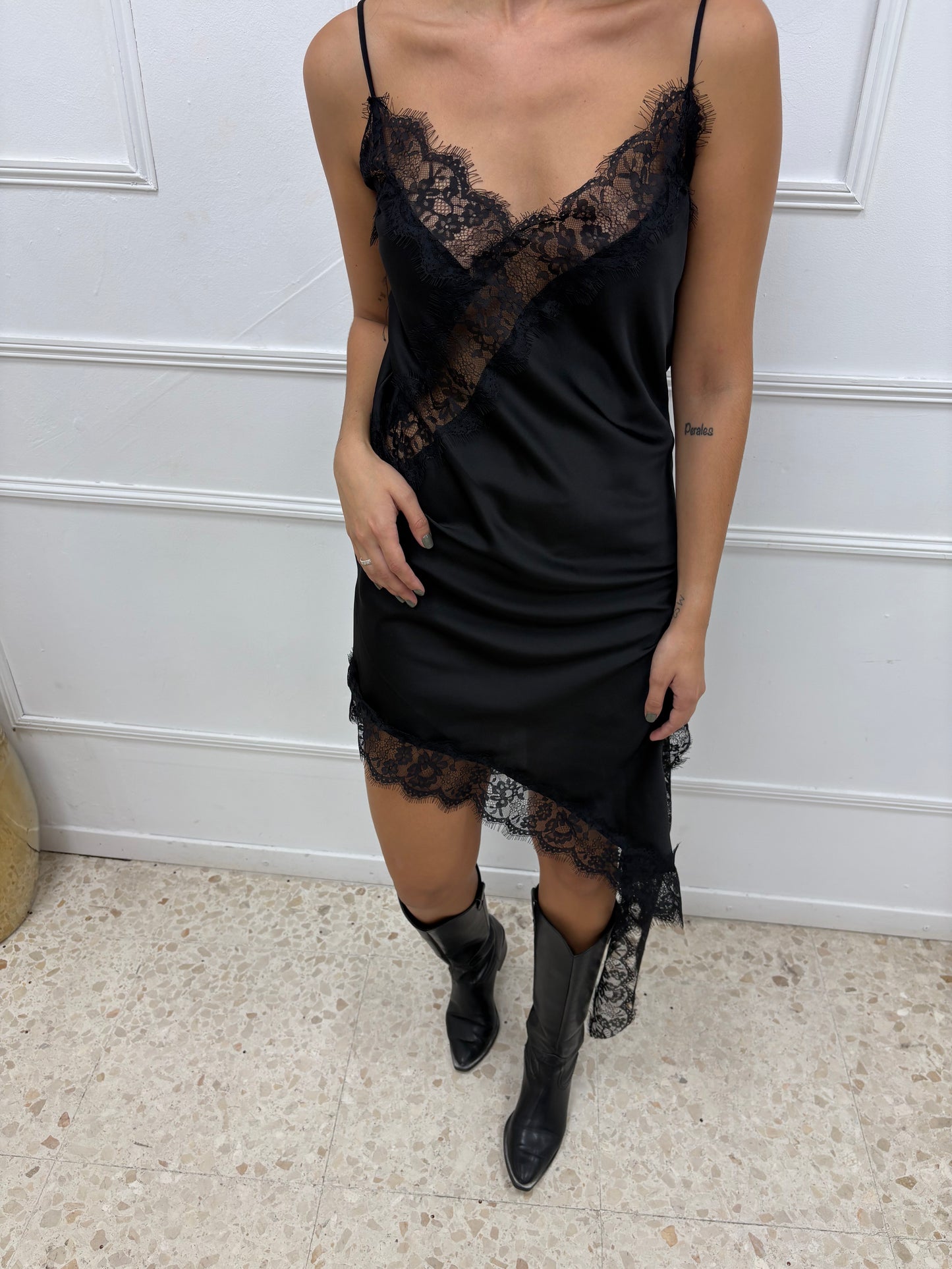 VESTIDO LENCERO ASIMÉTRICO