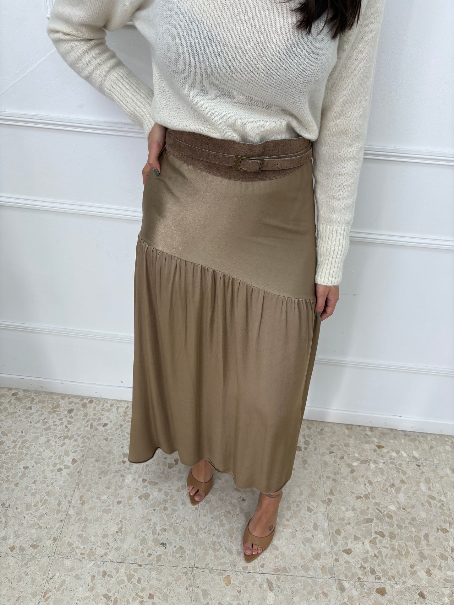 FALDA SATÉN ASIMÉTRICA